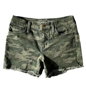 Universal Thread Women’s Frayed Denim Shorts size 0/25, Camo Green